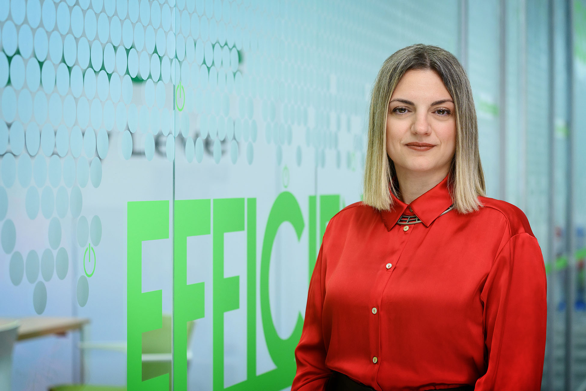 Ελβίρα Κορωναίου, Επαγγελματικό Πορτρέτο, Στέλεχος εταιρείας. Η φωτογραφιση είναι στους χώρους της εταιρείας Schneider Electric