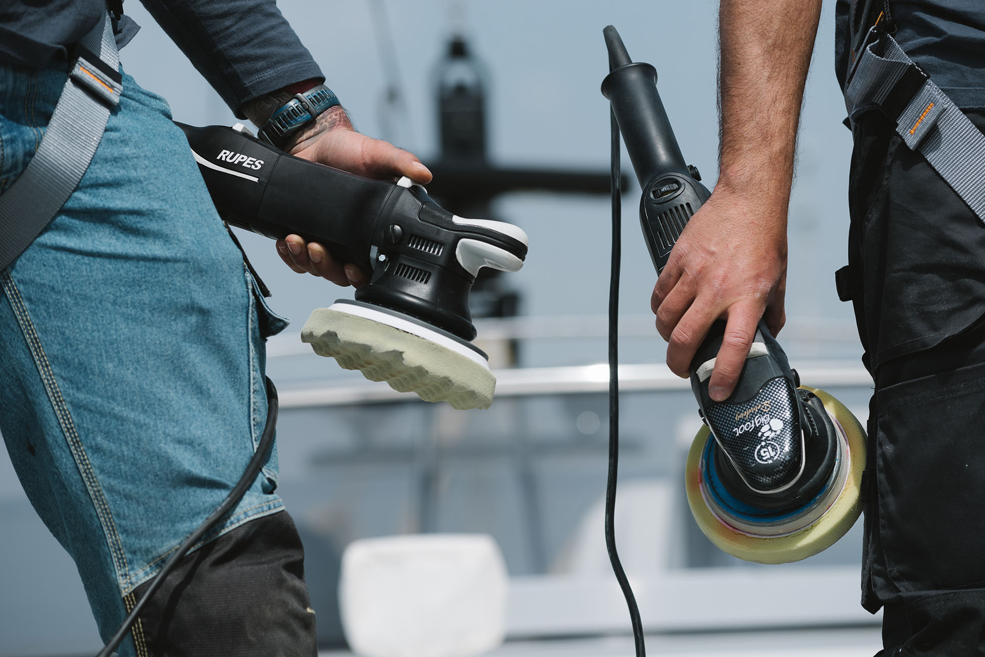 Εξειδικευμένοι τεχνικοί της Exceptional Yachting σε διαδικασία γυαλίσματος επιφανειών yacht, κρατώντας επαγγελματικά εργαλεία Rupes και Flex