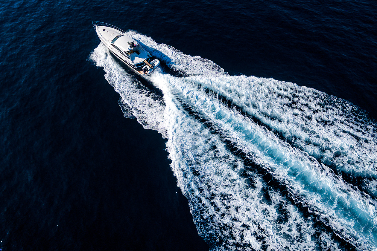 Φωτογράφιση yacht με drone. To yacht είναι σε πλεύση