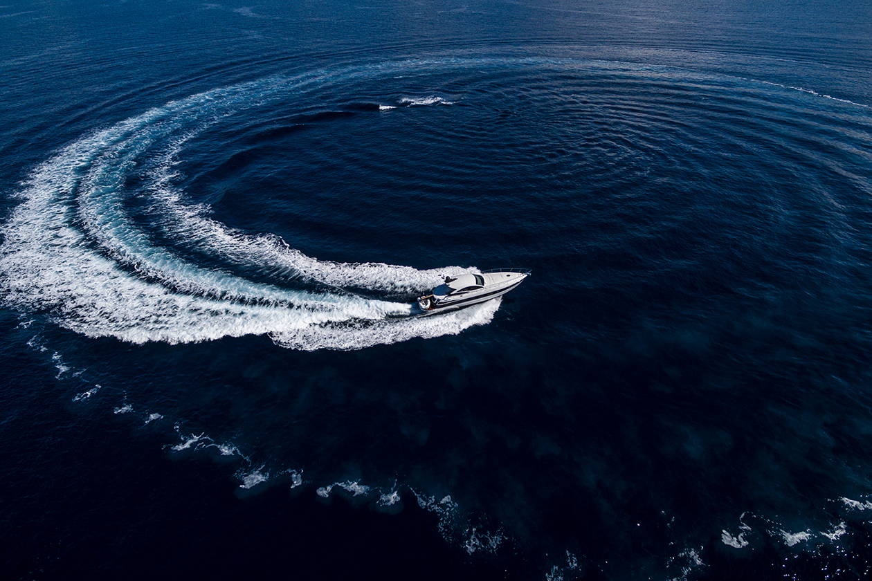 Φωτογράφιση yacht με drone. To yacht είναι σε πλεύση