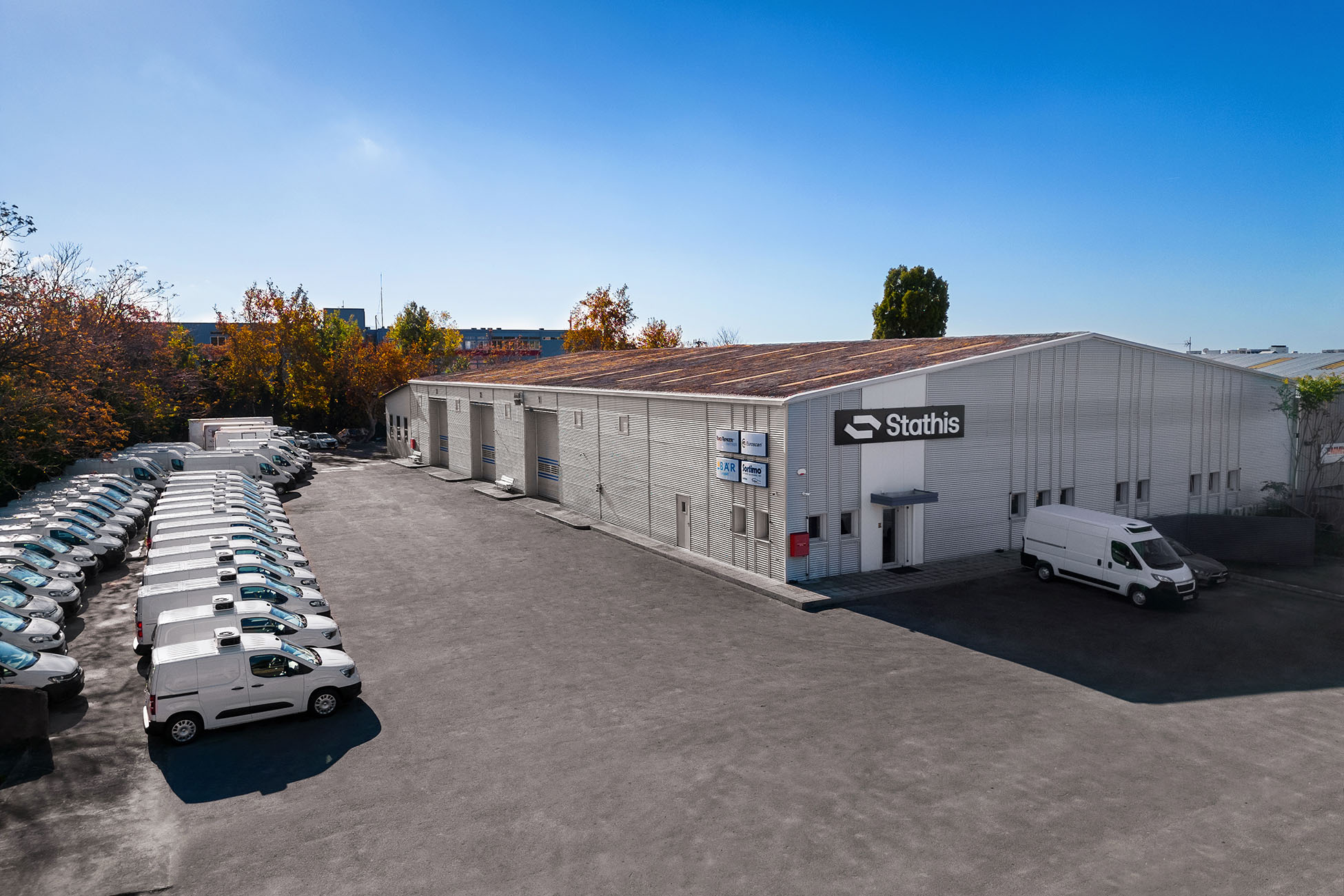 Εταιρική φωτογράφιση: Εξωτερική άποψη των εγκαταστάσεων της εταιρείας STATHIS στην Αθήνα με φορτηγό μπροστά από το κτίριο