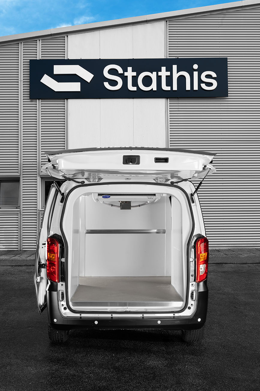 Εταιρική φωτογράφιση: Πίσω πλευρά ψυκτικού θαλάμου STATHIS σε ηλεκτρικό van BYD