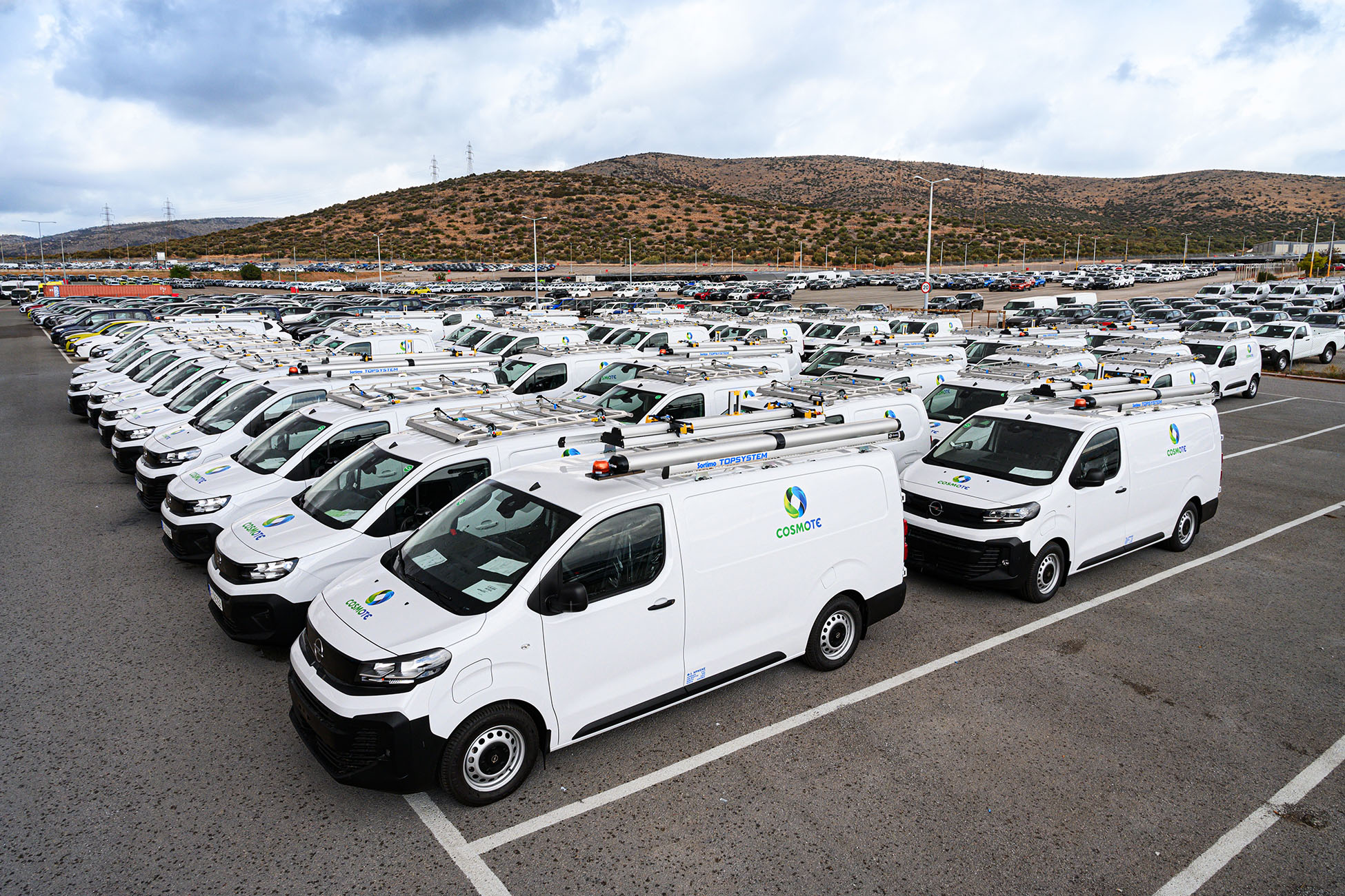 Εταιρική φωτογράφιση: Πλαϊνή όψη van Cosmote με προσαρμοσμένη εξωτερική κατασκευή από την STATHIS