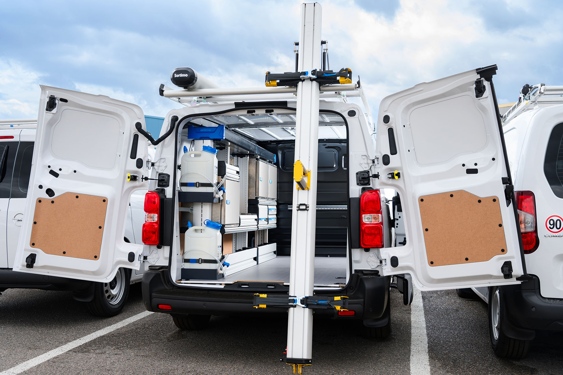 Εταιρική φωτογράφιση: Van της Cosmote εξοπλισμένο με εξειδικευμένο εξοπλισμό από την STATHIS